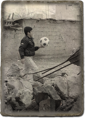 Ein Junge mit dem Ball
